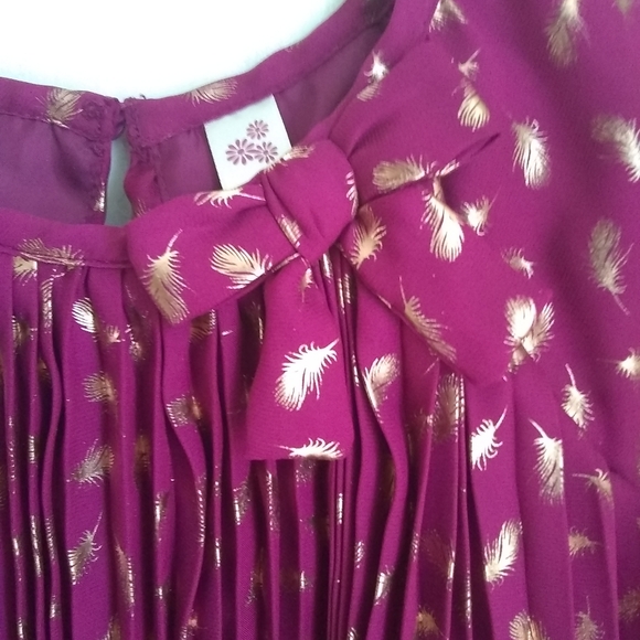 Gorgeous purple pleated dress with gold feathers - Picture 3 of 8